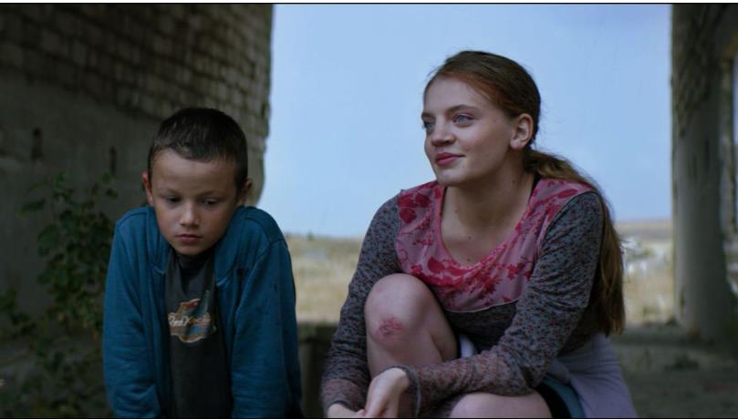 А на этом кадре она с разбитым коленом.