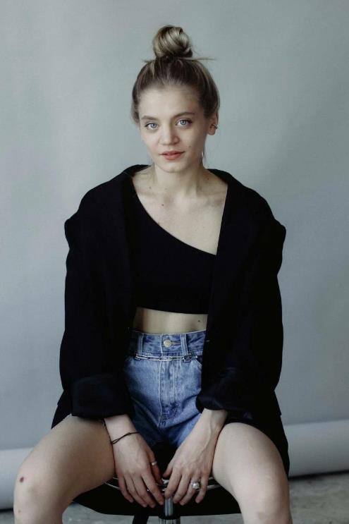 Ещё одно фото в мини джинсовых шортах.