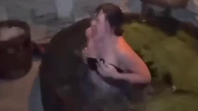 В сеть слили видео как с Ани Покров в купеле слетел купальник