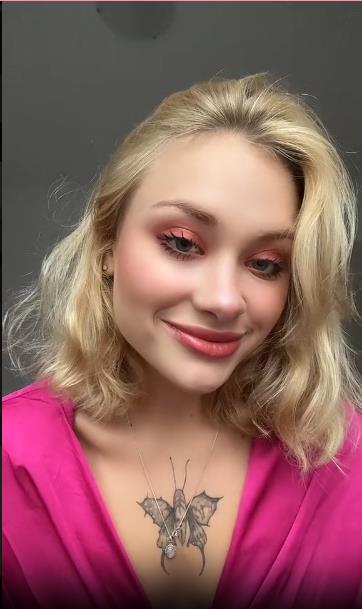 Красотка ae3marilu показала тау с бабочкой на груди.