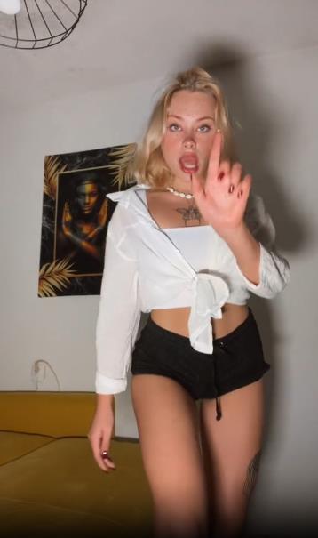 Смешной кадр из видео с Mari Lu в обнажёнными ногами и животом.