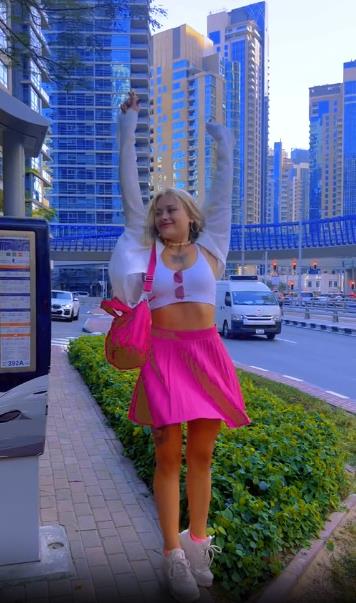 Ещё один снимок нашей героини в мини розовом платье.