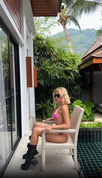 А на этом горячем фото Mari Lu сидит в купальнике (бикини) на стуле.