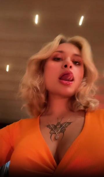 Соблазнительный снимок Маши "boom arilu" с высунутым языком.