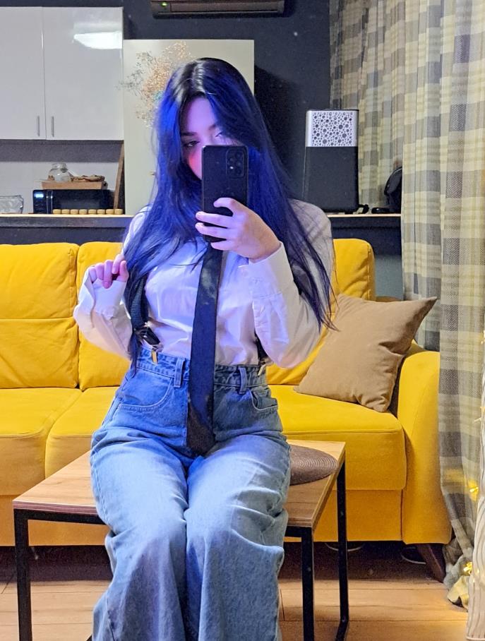 Домашнее селфи в белой рубашке и галстуке. Домашнее селфи в белой рубашке и галстуке.