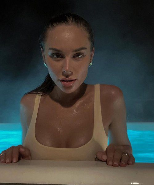 Страстная Зоя Фуць в купальнике на фото.