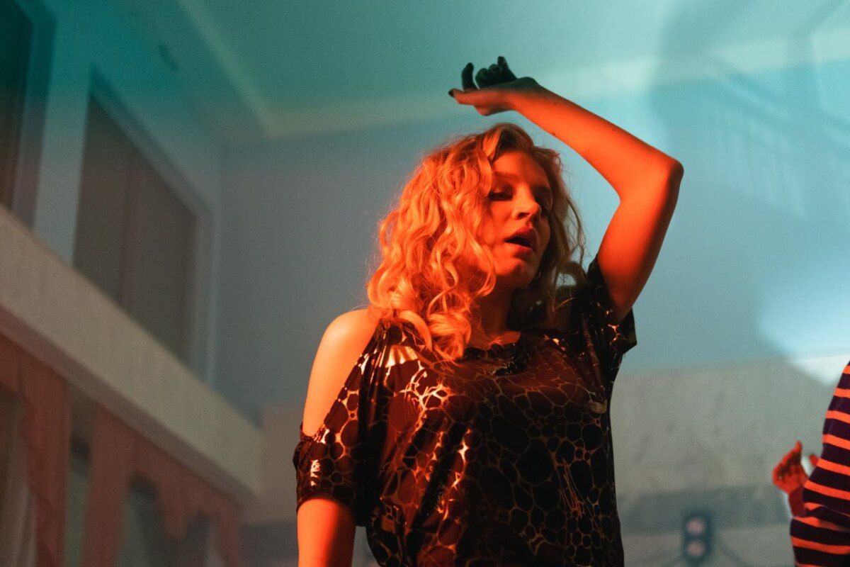 А на этом кадр Карина Александрова танцует в леопардовом платье из 90-х.