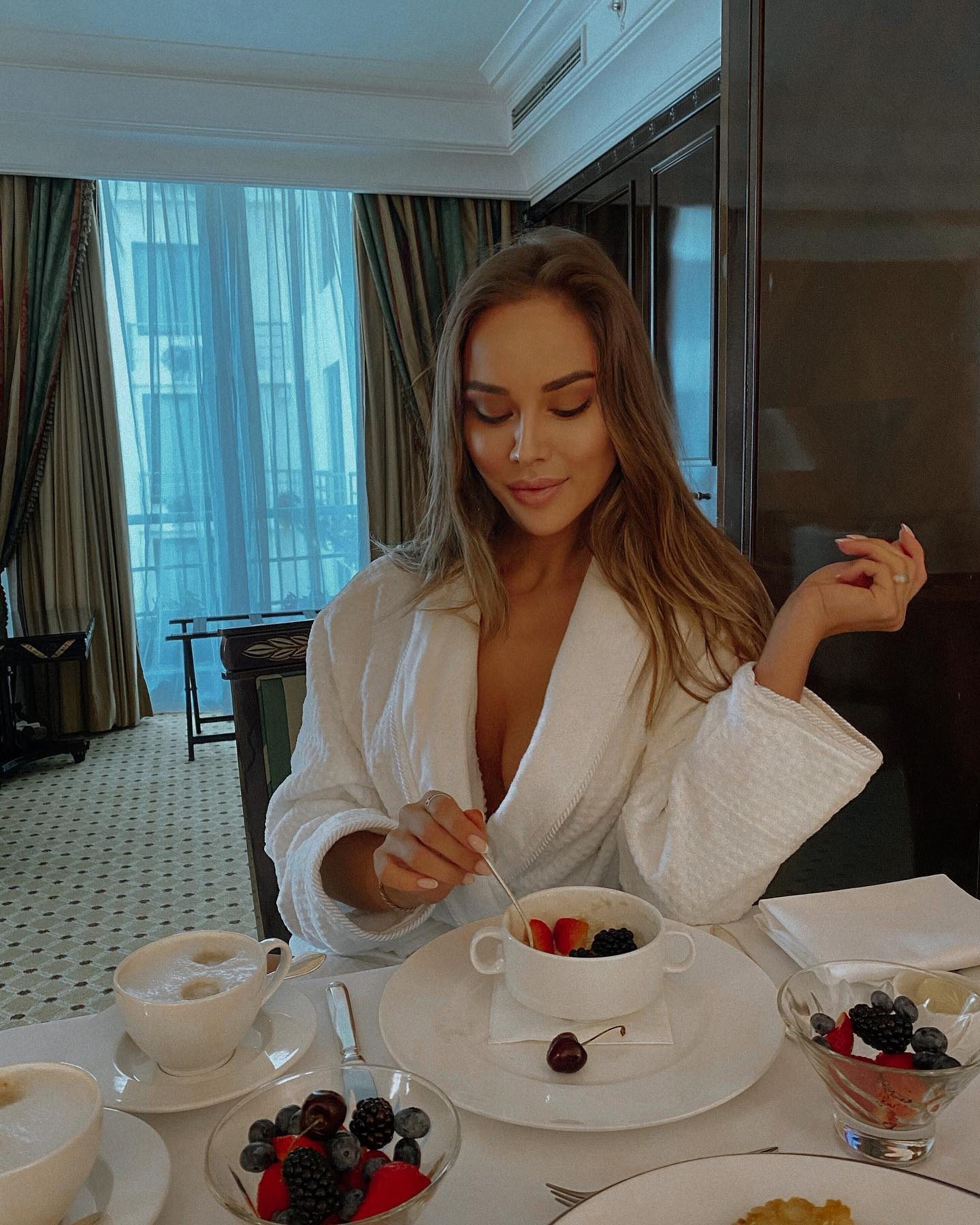 А тут она в халате на голое тело ест фрукты.