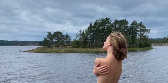 Актриса Карина Александрова на фото с стиле "НЮ" с голой спиной без белья на фоне озера.