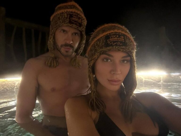 А на этом снимке Павел Деревянко с голым торсом и Зоя Фуць в чане для купания.