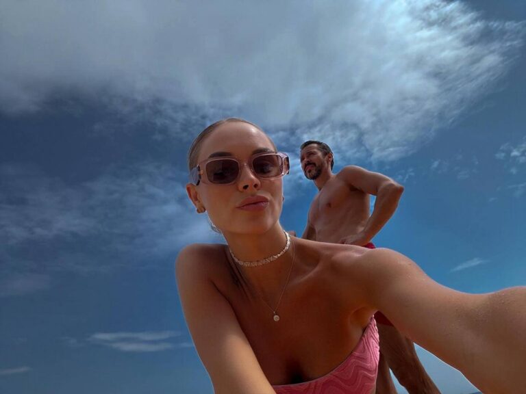 Жаркое фото Деревянко с обнажённой грудью и Зоя Фуць в очка.