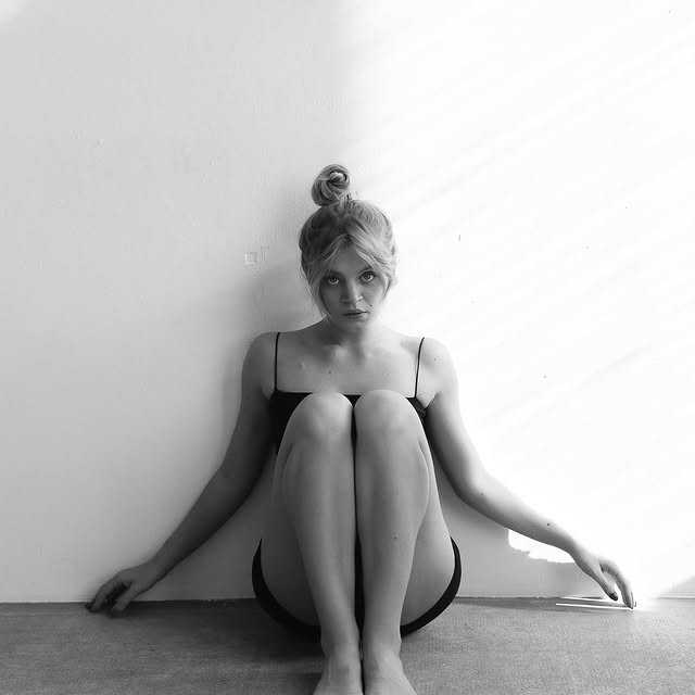 Чёрно белое откровенное фото Александровой с голыми ногами.
