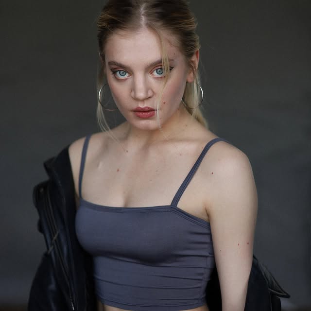 Горячее фото Александровой в майке без лифчика.