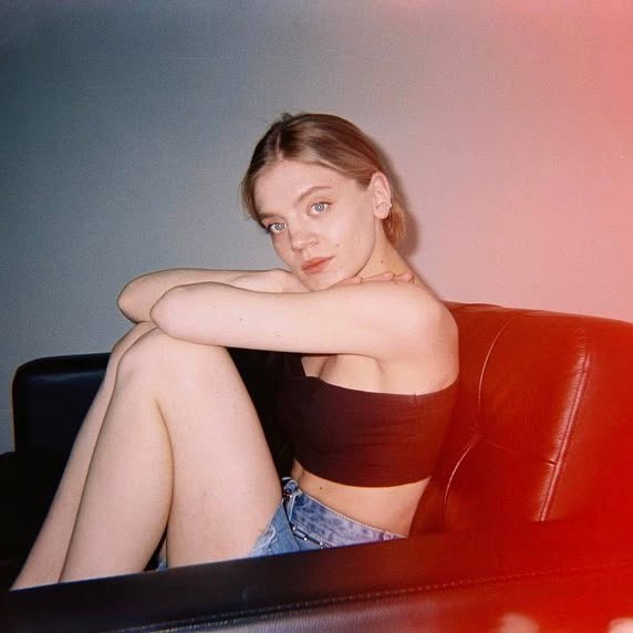 Ещё один снимок Александровой в обнажёнными руками и коленями.