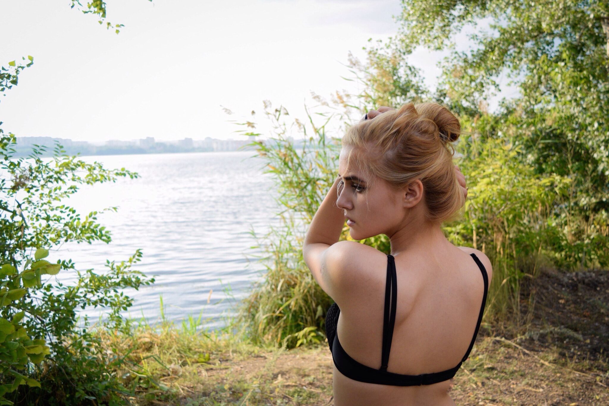 А на этом горячем фото Алина Воскресенская показала голую спину, стоя в чёрном лифчике. А на этом горячем фото Алина Воскресенская показала голую спину, стоя в чёрном лифчике.