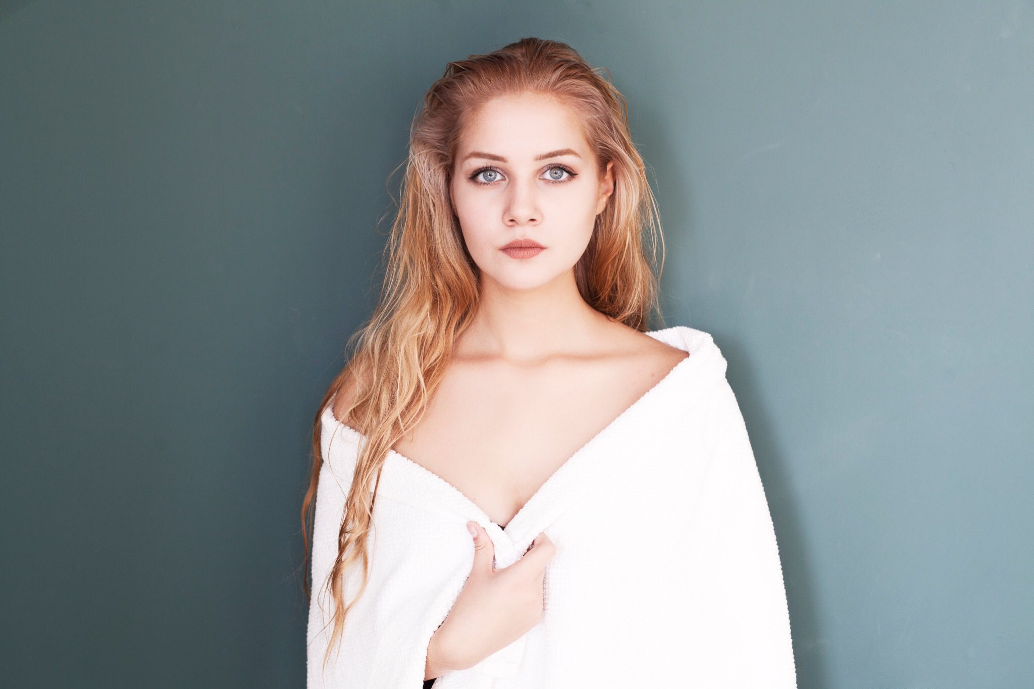 Фото Алина Воскресенская в стиле "НЮ" в белом халате на голое тело. Фото Алина Воскресенская в стиле "НЮ" в белом халате на голое тело.