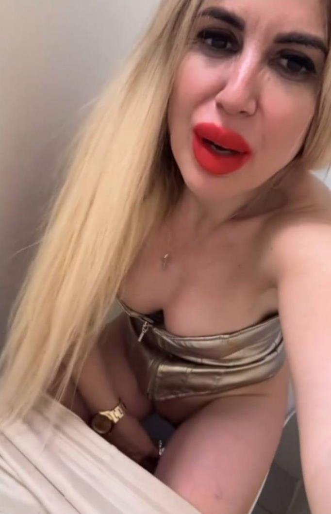 Были у Алёнки и откровенные снимки, которые она сливала в своём ТГ. Были у Алёнки и откровенные снимки, которые она сливала в своём ТГ.