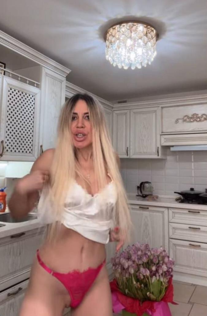 Девушка любит позировать в нижнем белье. Девушка любит позировать в нижнем белье.