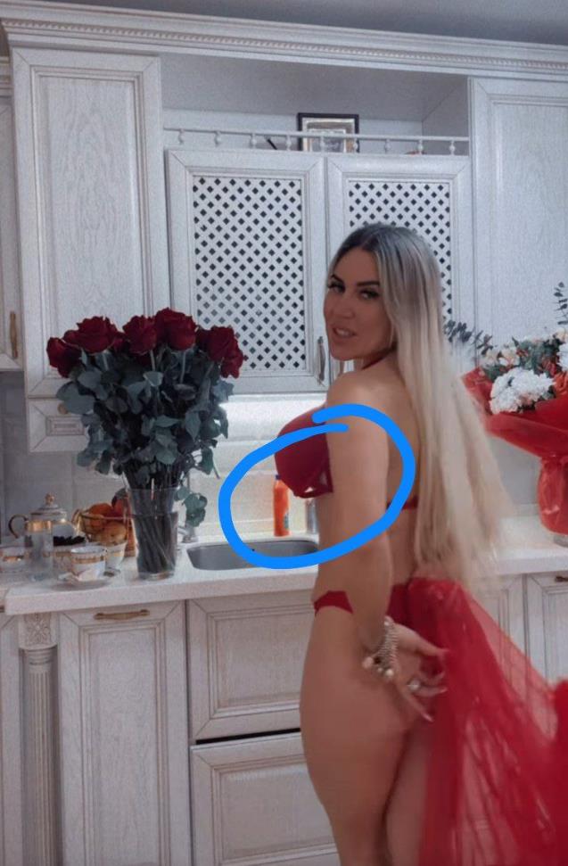 Во время одного из стримов, у неё даже слетал лифчик. Во время одного из стримов, у неё даже слетал лифчик.