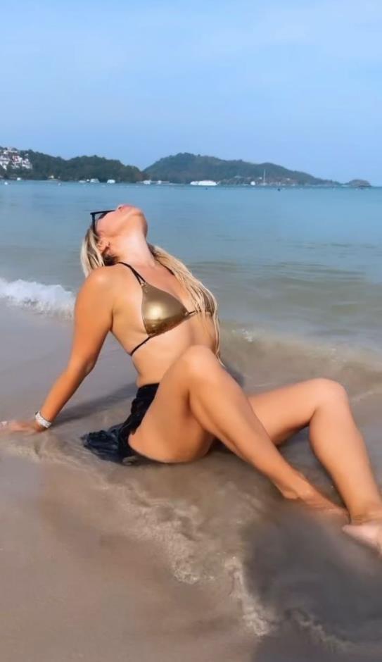 Тут она на пляже в золотом лифчике от купальника. Тут она на пляже в золотом лифчике от купальника.