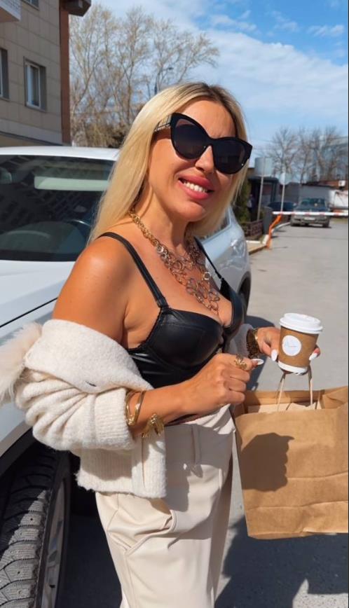 А тут она решила бахнуть кофейку и показать чёрный латексный лиф. А тут она решила бахнуть кофейку и показать чёрный латексный лиф.