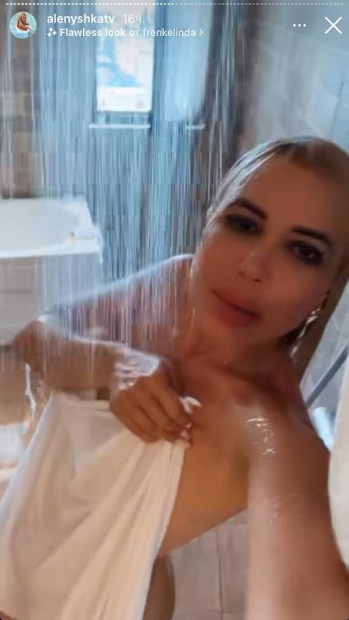 Так же в сторис она показала снимок из душа, закрыв голое тело полотенцем. Так же в сторис она показала снимок из душа, закрыв голое тело полотенцем.