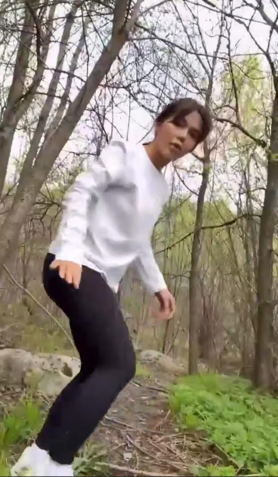 У тут девушка занимается спортом в обтягивающих лосинах. У тут девушка занимается спортом в обтягивающих лосинах.