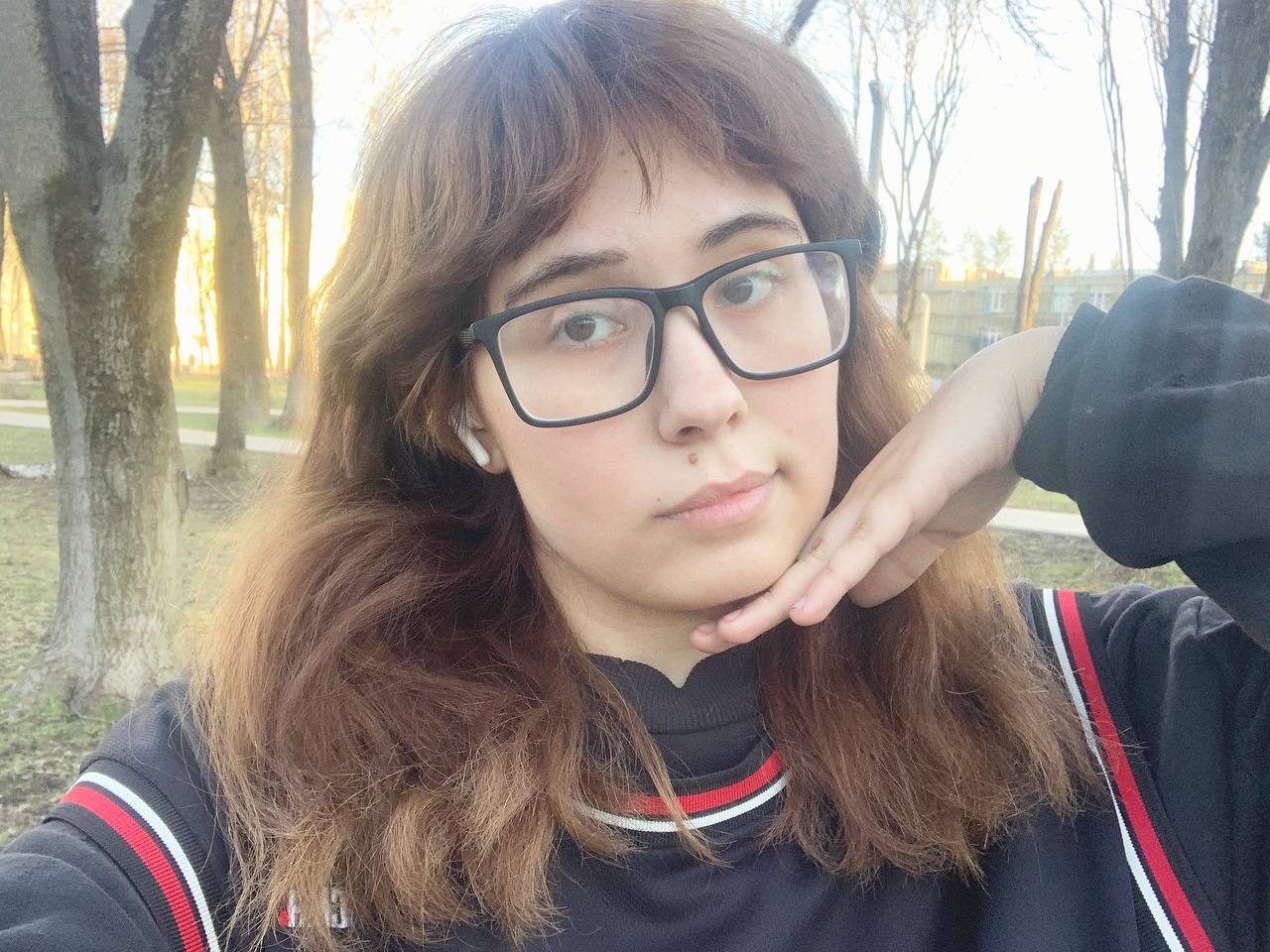 Ещё один снимок Кашенцовой крупным планом в очках. Ещё один снимок Кашенцовой крупным планом в очках.