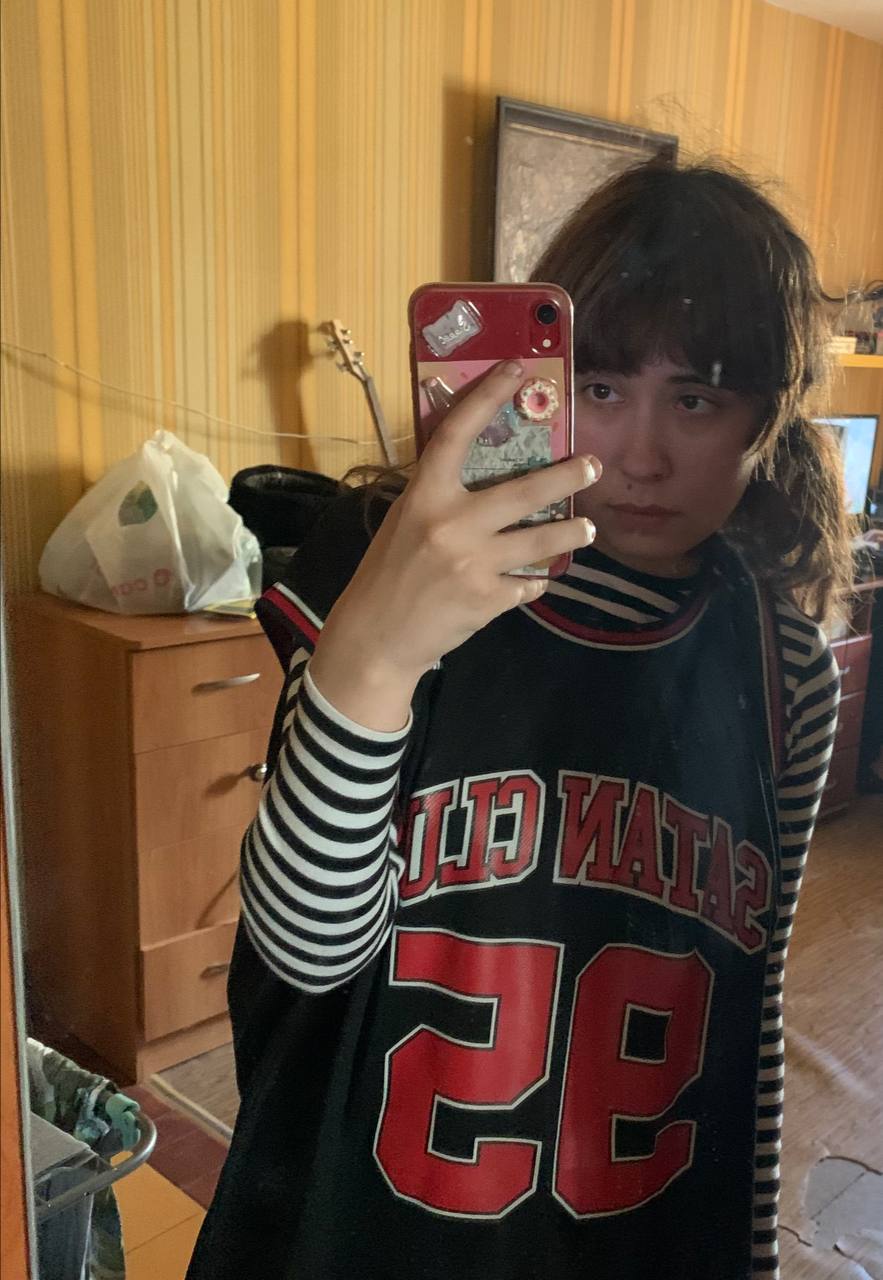 Забавное домашнее селфи Жанны в баскетбольной майке. Забавное домашнее селфи Жанны в баскетбольной майке.