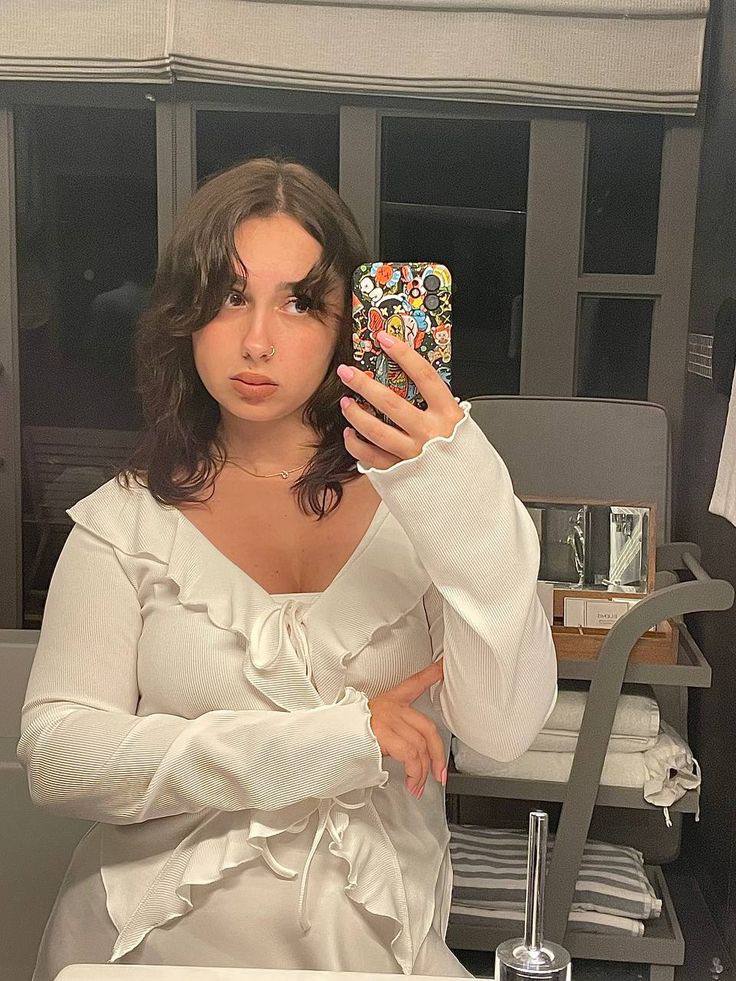 А тут она с красивой причёской в платье делает селфи. А тут она с красивой причёской в платье делает селфи.