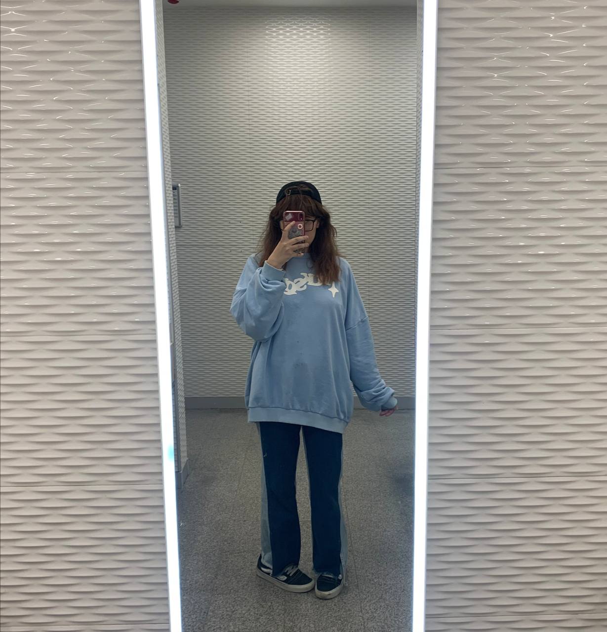 А на этом селфи Жанна в какой то огромной кофте. А на этом селфи Жанна в какой то огромной кофте.