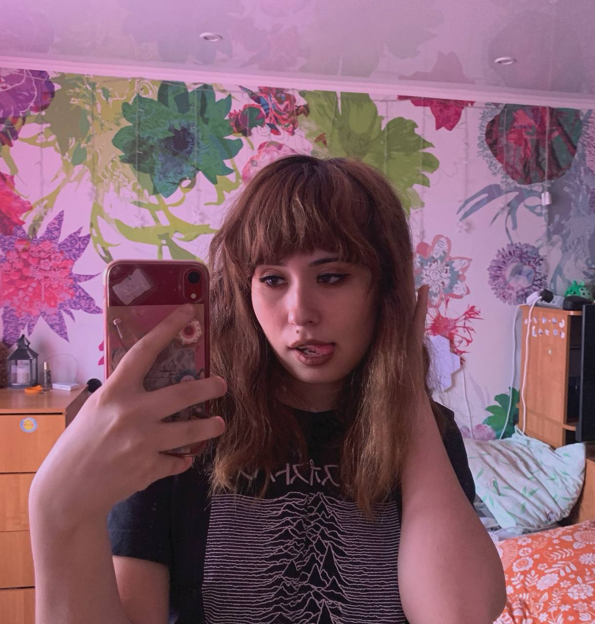 Ещё одно соблазнительное и самое сексуальное селфи от Жанны Кашенцовой, где она облизывает губы языком. Ещё одно соблазнительное и самое сексуальное селфи от Жанны Кашенцовой, где она облизывает губы языком.